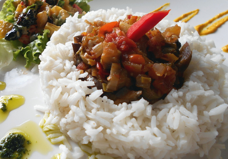 Pisto con arroz y tartar de plátano